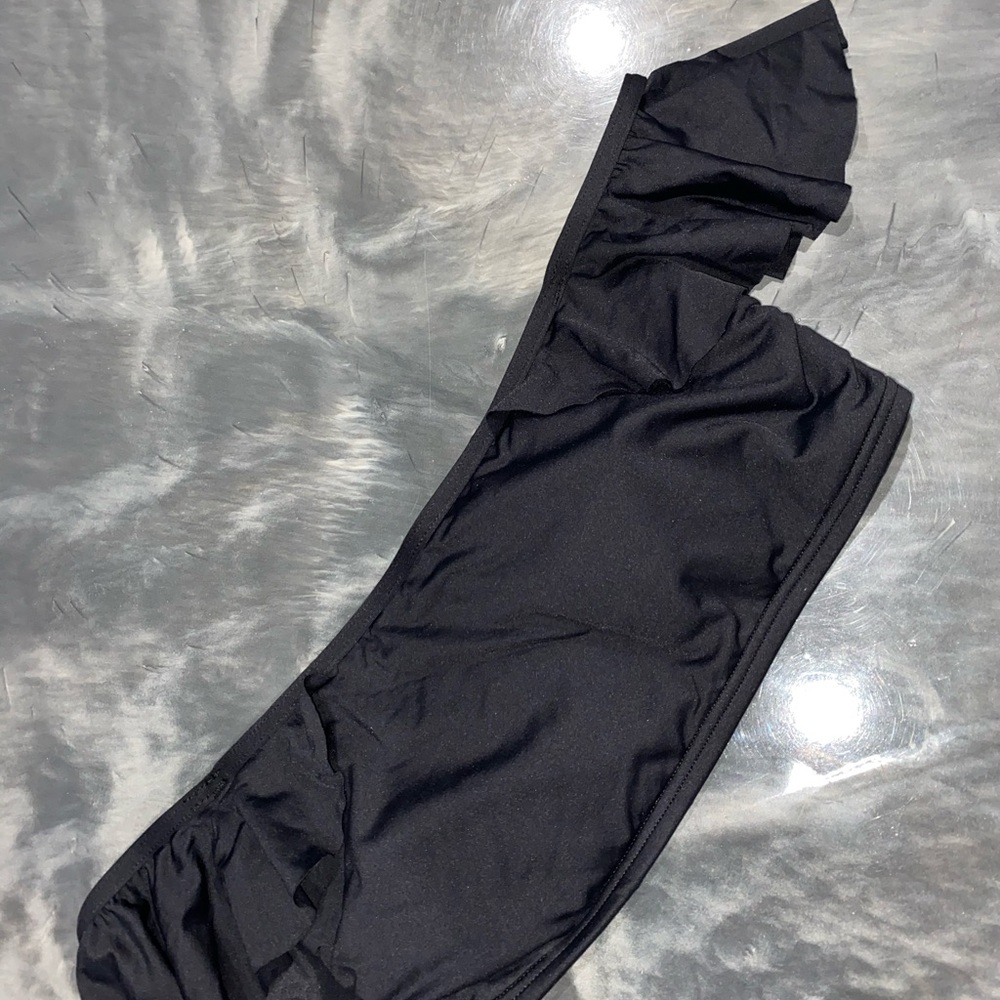 VINCA CAMUTO OVER THE SHOULDER BLACK SWIM TOP
